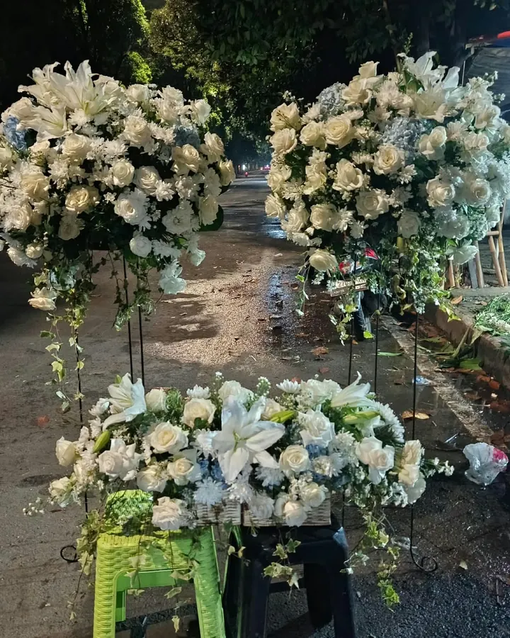 Standing Bunga Putih